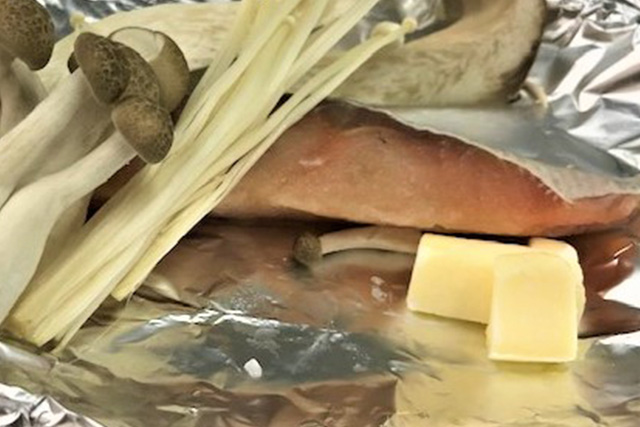 秋鮭と信州産キノコのホイル包み焼き