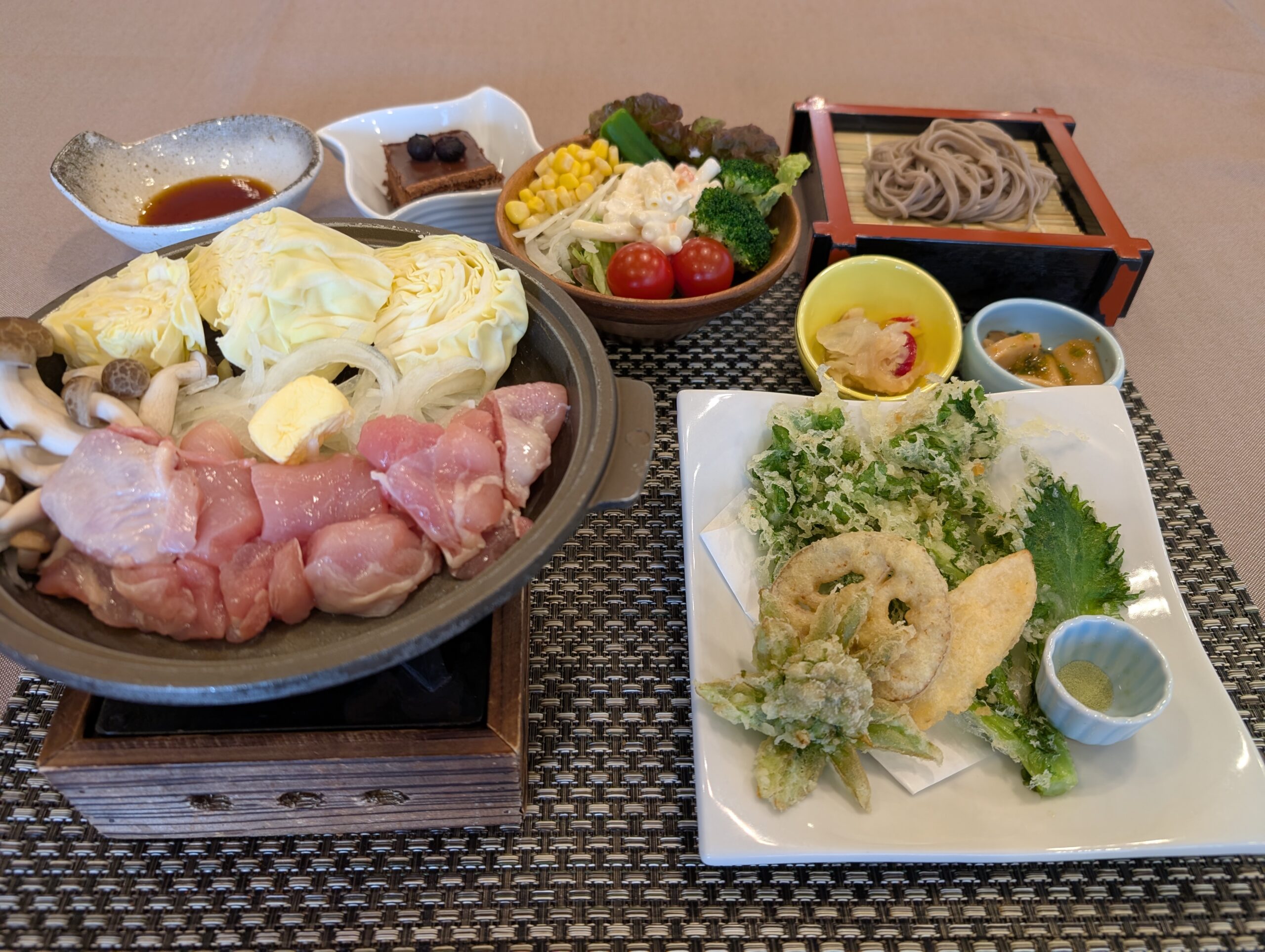 ・信州福味鶏の陶板焼き　サラダビュッフェセット