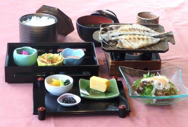 朝食（和朝食もしくは洋朝食）