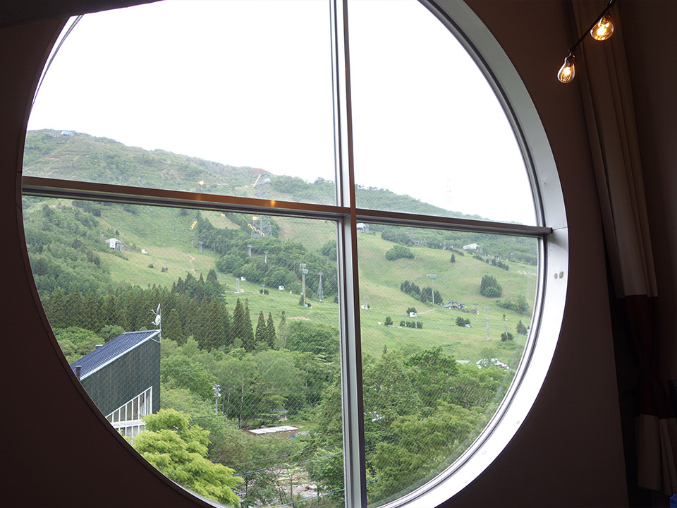 施設の象徴”丸窓から望む筍山